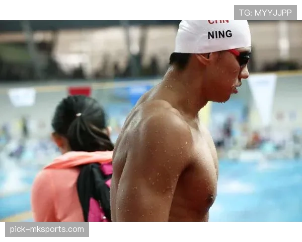 我靠，宁泽涛衣柜也太阔绰了吧，泳帽一摘就是资本家既视感