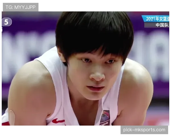 杨力维穿训练服逛奢侈品店，手里那张会员卡亮瞎我