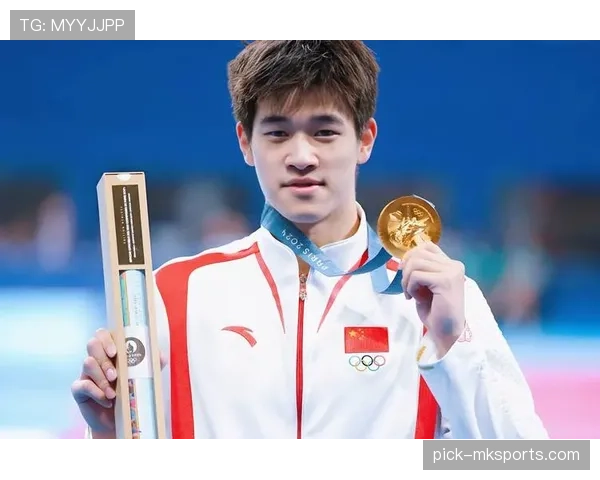 潘展乐训练完直接啃鸡腿？这自律和放纵切换也太丝滑了